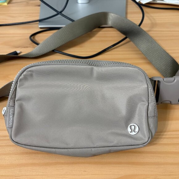 Lululemon Everywhere Belt Bag 1L (Warm Ash Grey) - Picture 1 of 2